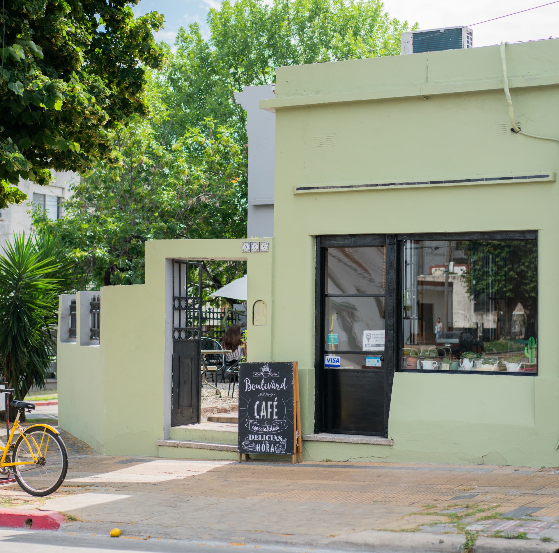 Fachada de Boulevard Deli Café en Castelli 499, Campana